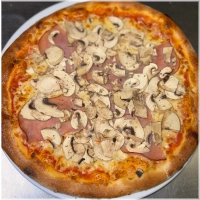 Tomatensaus, kaas, ham en champignons