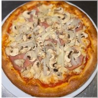 Tomatensaus, kaas, ham, champignons en ui