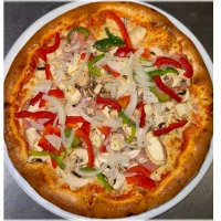 Tomatensaus, kaas, ham, champignon., ui, paprika en knoflook