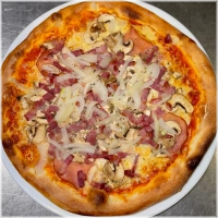 Tomatensaus, kaas, spek, ham, champignons en ui