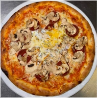 Tomatensaus, kaas, pikante turkse worst, champignons en ei