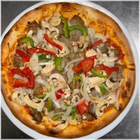 Tomatensaus, kaas, dönervlees, champignons, ui en paprika