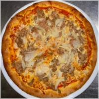 Tomatensaus, kaas, tonijn en ui