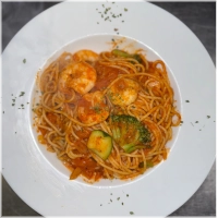 Broccoli,courgette,ui,verse knoflook,garnalen en tomatensaus