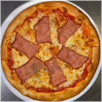 Tomatensaus, kaas en ham