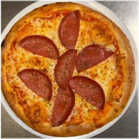 Tomatensaus, kaas en salami